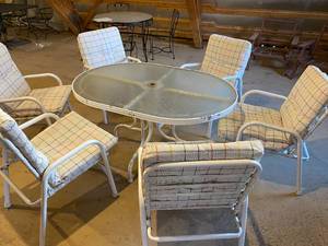 lot 152 image: 38 x 54 oval white metal table and 6 chairs