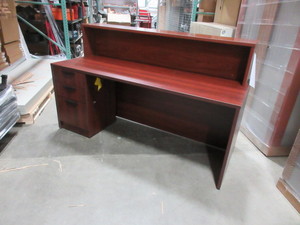 lot 605 image: CHERRY LAMINATE DESK