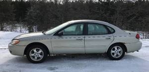 lot 3 image: 2005 Ford Taurus SE