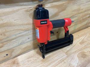 lot 93 image: WORKPRO 18-Gauge Pneumatic Brad Nailer