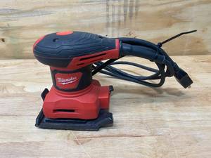 lot 54 image: MILWAUKEE 3 Amp 14 Sheet Corded Palm Sander