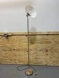 lot 41 image: Floor Lamp