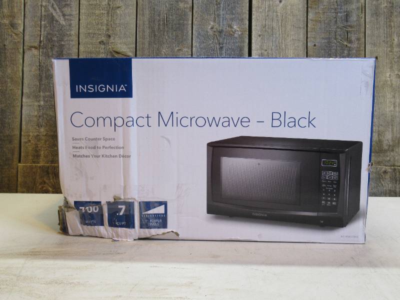 lot 19 image: Insignia - 0.7 Cu. Ft. Compact Microwave - Black
