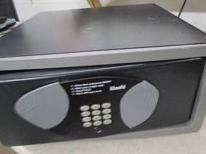 lot 185 image: elsafe digital safe...
