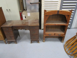 lot 23 image: Desk & Hutch