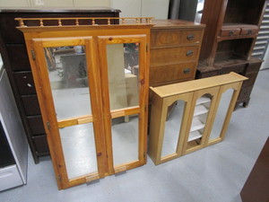 lot 22 image: (2) Medicine CabinetsHutch