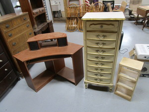lot 21 image: Computer Desk & Cabinets