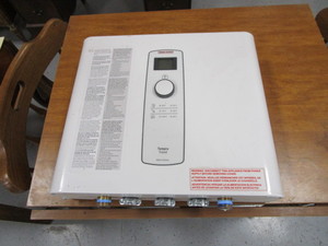 lot 17 image: (Near New) Continuous Electric Water Heater