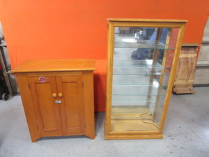 lot 40 image: Cabinet 35x16x40 & Display Cabinet 32x13x60 (missing 1 side glass)