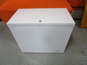 lot 41 image: Small Chest Freezer