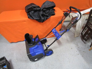 lot 4 image: Snow Joe 21 Electric Snowthrower