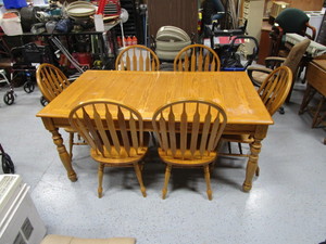 lot 45 image: Dining Room Table & Chairs