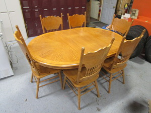 lot 93 image: Dining Room Table & Chairs