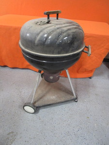 lot 89 image: Charcoal Grill