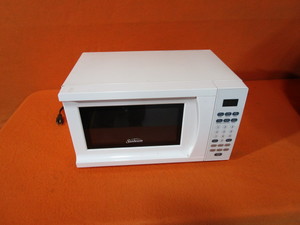 lot 105 image: Microwave