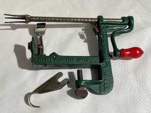 lot 31 image: Vintage White Mountain Apple Corer  Slicer