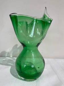 lot 53 image: Vintage Lefton Bloom Green Glass Vase