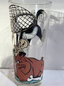 lot 79 image: 1976 Tweety & Sylvester Drinking Glass