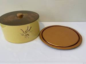 lot 89 image: Vintage Tin Cake Pan