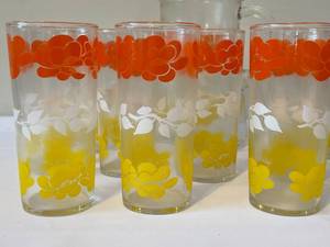 lot 106 image: 1950s Pitcher with Ten Glasses