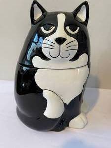 lot 109 image: Cat and Dog Cookie Jar
