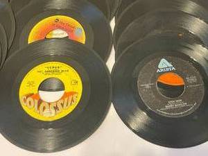 lot 126 image: Over 100 Vintage 45s
