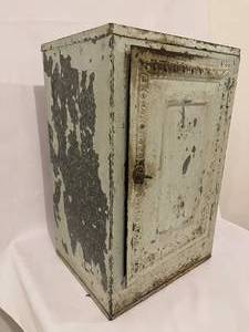 lot 178 image: Vintage Metal Bread Box