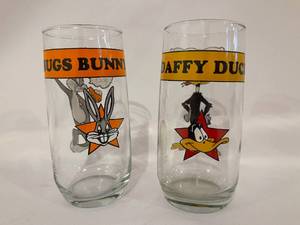 lot 193 image: 1966 and 1980 Bugs Bunny and Daffy Duck Tumblers