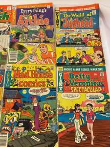 lot 208 image: 8 Archies Comic Books