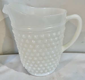 lot 284 image: Vintage  Milk Glass Items