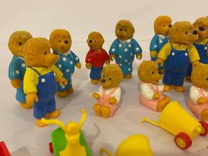 lot 225 image: Vintage Plastic Berenstain Bears Collection