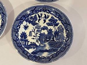 lot 245 image: Six Blue Willow Design Dishes