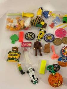 lot 254 image: Lot of Small Vintage Toys