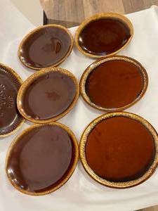 lot 305 image: Six Vintage Brown Dip USA Plates and Platter