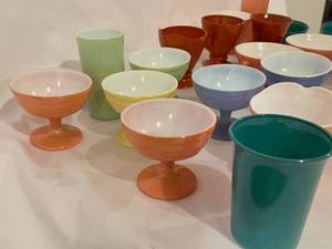 lot 306 image: Assorted Vintage Anchor Hocking Glassware Lot
