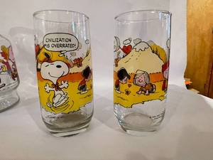 lot 321 image: 1966 Peanuts Water Jug and 4 Glasses