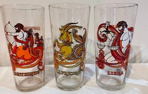 lot 334 image: Fun Vintage Drinking Glasses including Star Wars, Chipmunks, ET & More