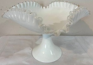 lot 361 image: Four Vintage Fluted Milk Glass Items