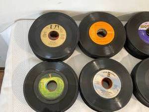 lot 389 image: Over 200 Vintage 45s