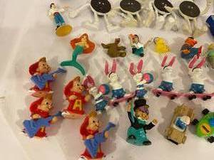 lot 407 image: Vintage Plastic Toys