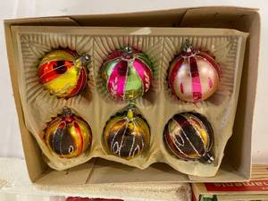 lot 411 image: Vintage Christmas Decorations