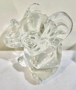 lot 464 image: Clear Glass Figurines