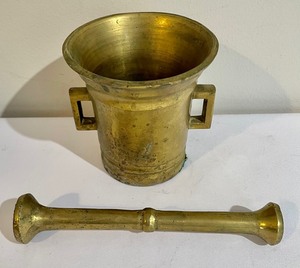 lot 442 image: Vintage Brass Pestle and Mortar