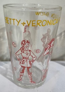 lot 449 image: 6 Small Vintage Glasses
