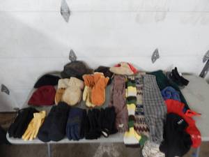 lot 31 image: Winter Hats, Gloves, Mittens & Scarves