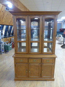 lot 12 image: 2 Piece Hutch