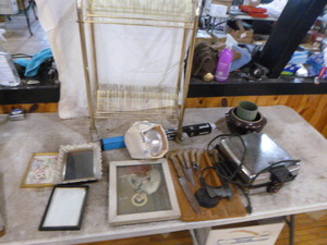 lot 17 image: Household Items