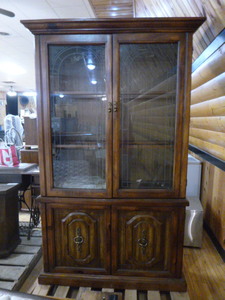 lot 25 image: Dining Room Hutch