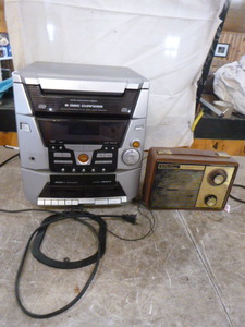 lot 47 image: 2 Radios