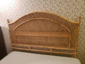 lot 129 image: Natural Wicker Headboard
